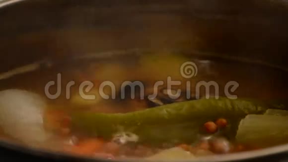 新鲜气泡气泡煮熟食物新鲜装饰美食美食热水健康热配料厨房视频的预览图