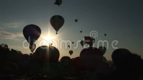 气球进入天空的剪影的时间流逝视频的预览图