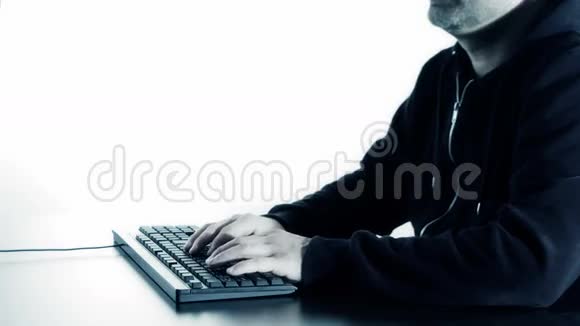 黑客男子手打字电脑键盘概念白色背景视频的预览图