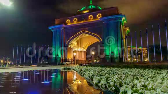 五颜六色的喷泉在大门到阿联酋皇宫夜间时间视频的预览图