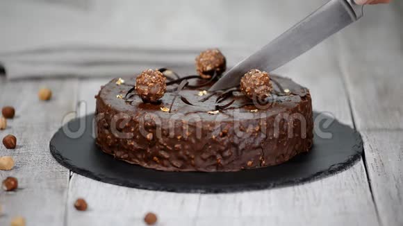 用巧克力釉切法国摩丝蛋糕现代欧洲蛋糕糕点视频的预览图