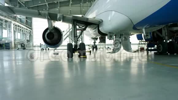 飞机在机库飞机的后视镜和窗户的灯光商务喷气式飞机在机库里飞机在里面视频的预览图