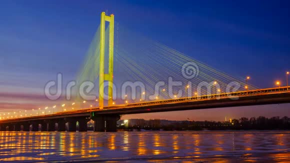 照亮的桥梁和夜晚基辅市的时间推移视频的预览图