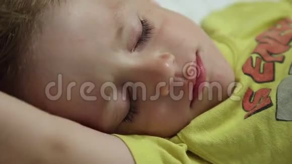 小男孩睡觉视频的预览图