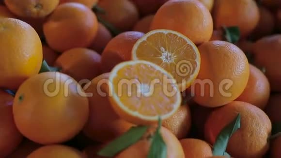 夏天成熟的橘子躺在土耳其市场的柜台上视频的预览图