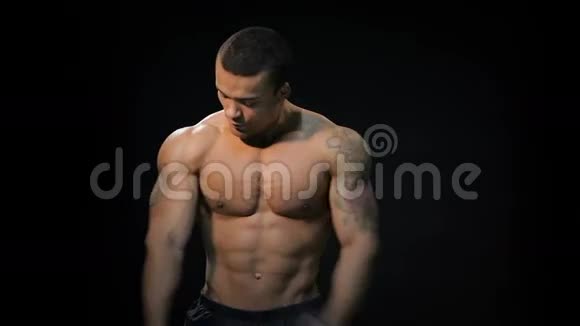 黑人男性做健美姿势视频的预览图