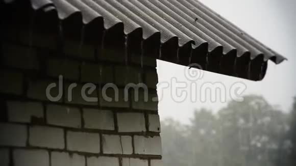 大雨从屋顶倾泻下来背景视频的预览图