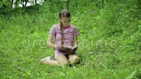 小女孩在公园看书视频的预览图