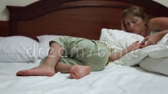 小男孩睡觉视频的预览图