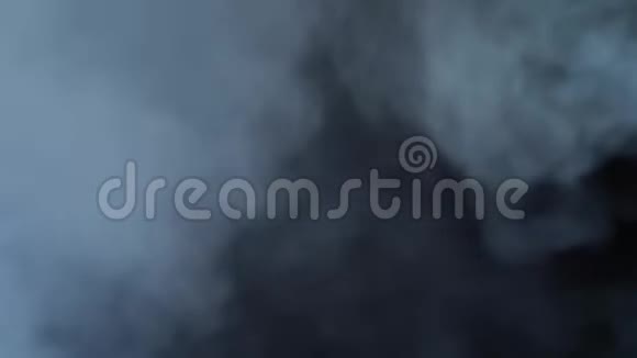 蓝色背景下的烟雾视频的预览图