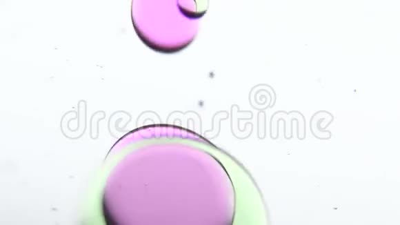 紫色和绿色丙烯酸滴时光流逝白色的关门视频的预览图