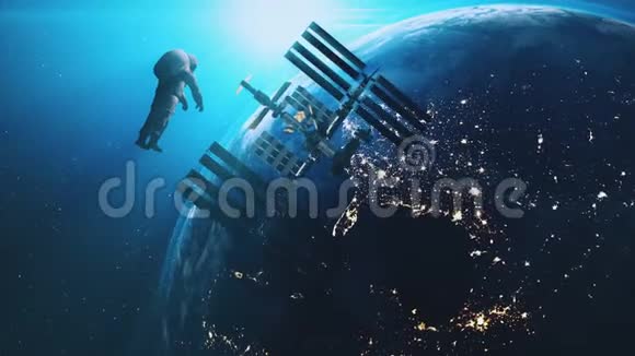 宇宙外层地球背景下的国际空间站宇航员视频的预览图