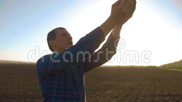 耕地农民调查耕地土壤质量农夫手里拿着泥土农学家视频的预览图