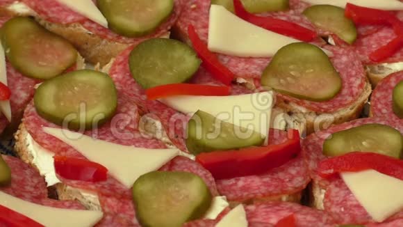 带意大利香肠奶酪和泡菜的小点心视频的预览图