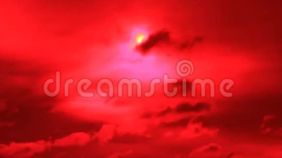 太阳在红天云中漂浮视频的预览图