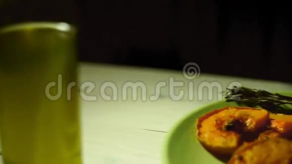 烤南瓜片和迷迭香草烤南瓜块视频的预览图