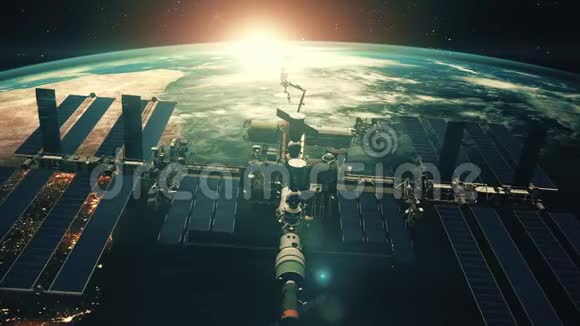 关闭飞越地球大气层的国际空间站视频的预览图