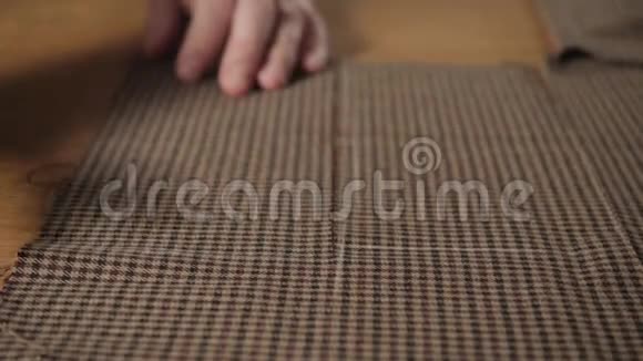 特写裁剪棕色格子毛织物线条图案年轻人做裁缝用缝纫机视频的预览图