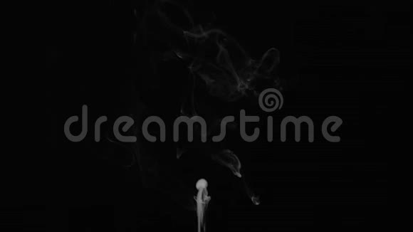 现实的抽象烟雾蒸气效应从底部白色烟雾在黑色背景上缓慢运动漂浮的雾云视频的预览图