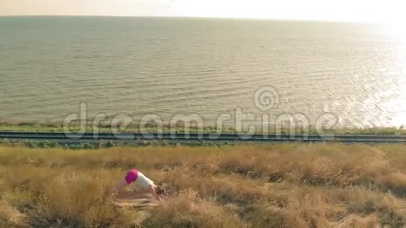 年轻女子在户外做运动瑜伽空中录像视频的预览图