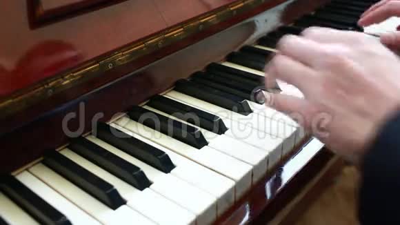 弹钢琴弹钢琴的人视频的预览图