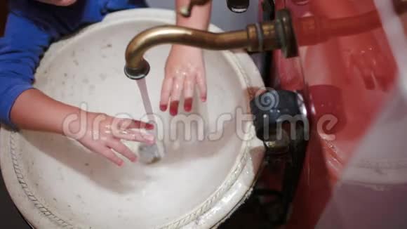儿童洗手在老式水槽视频的预览图