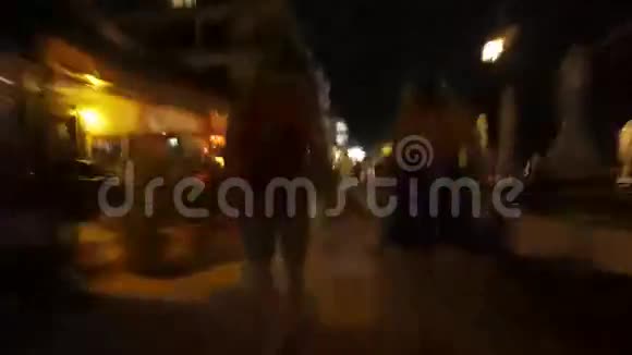 夜街行走的家庭过度视频的预览图