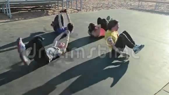 年轻女孩一起做仰卧起坐锻炼视频的预览图