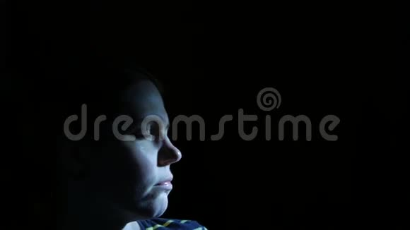 悲伤的女人深深地祈祷着寻求帮助眼神绝望4KUHD视频的预览图