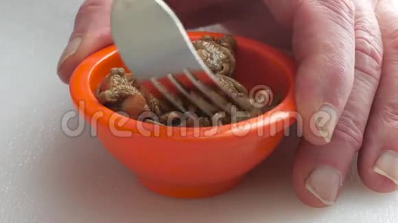 玛娜她的手指在碗里吃熏扇贝视频的预览图