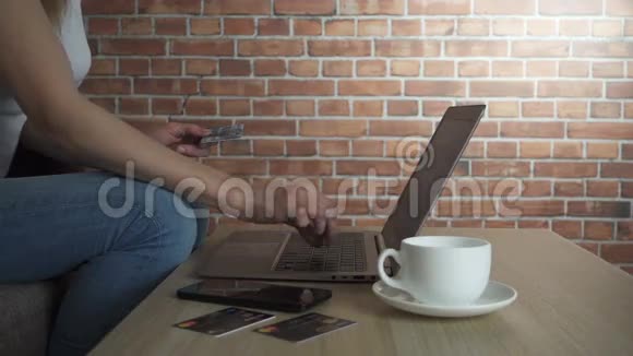 女子输入信用卡号码扔卡再拿一个高清慢动作视频视频的预览图