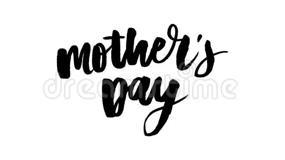 快乐妈妈节日优雅排版粉色横幅在母亲节的红色背景上书法文字和心框架最好的视频的预览图