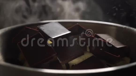 慢动作特写镜头融化的巧克力棒片视频的预览图