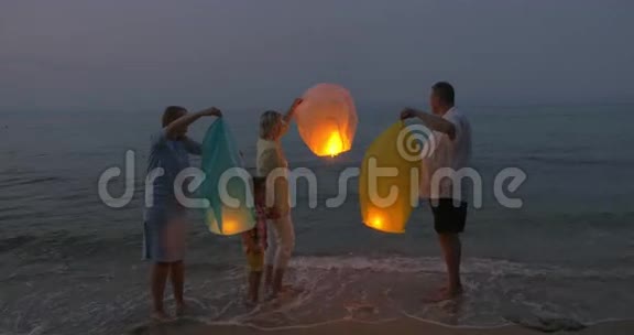 一家人在沙滩上放飞天灯视频的预览图