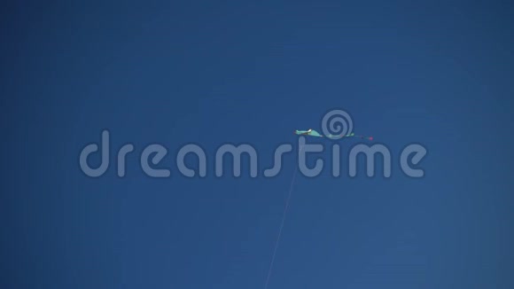 风筝在蔚蓝的天空中飞翔视频的预览图