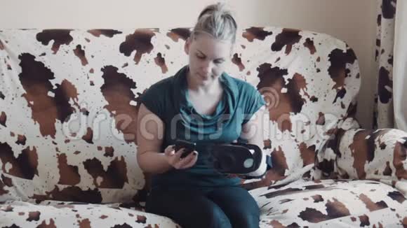 穿着oculus裂缝的女人在家玩电子游戏视频的预览图