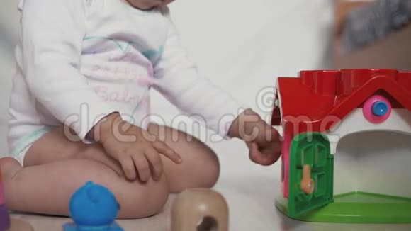 小女孩在托儿所里玩教育玩具逻辑儿童游戏视频的预览图