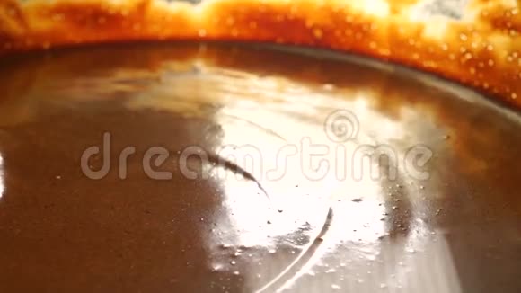 烹饪巧克力饼在巧克力面团中加入面粉近距离射击视频的预览图