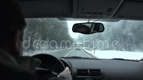 冬天在高速公路上开车视频的预览图