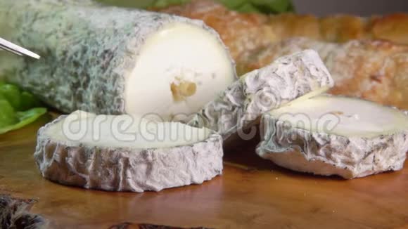 山羊奶酪配蓝灰色模具视频的预览图