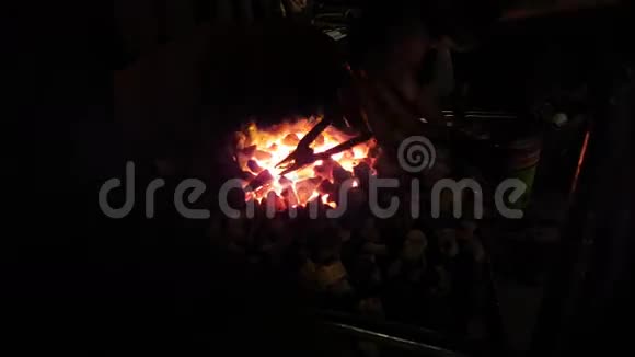 铁匠在火里加热马蹄铁视频的预览图