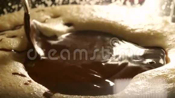烹饪巧克力饼制作巧克力和鸡蛋面团视频的预览图