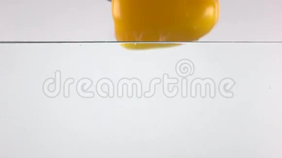 黄铃椒在水中下落的超慢动作镜头视频的预览图