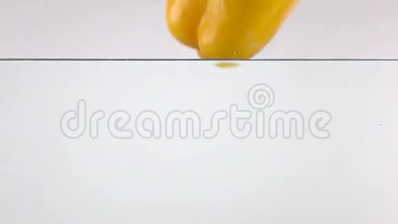黄色甜椒在水里落下的超慢动作镜头视频的预览图