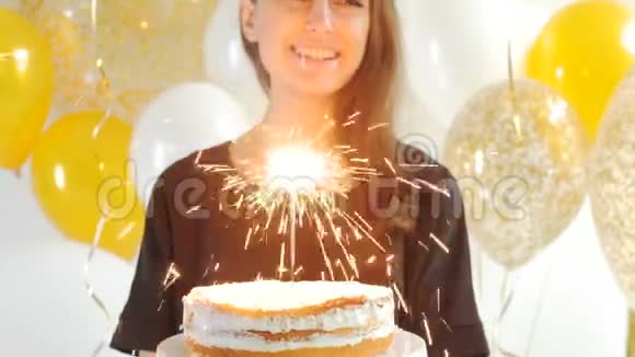 生日带蜡烛蛋糕的女孩全高清1080p视频的预览图