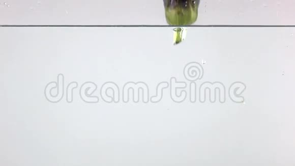 奥伯格因溅落在水中超慢动作视频视频的预览图