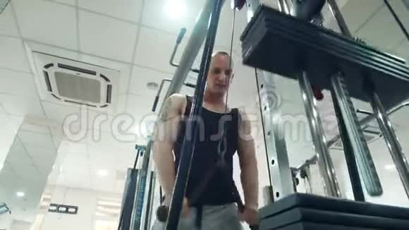 运动员用绳子锻炼三头肌视频的预览图