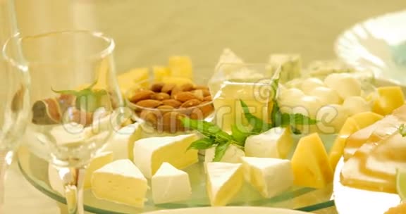 玻璃背景上不同种类的奶酪视频的预览图