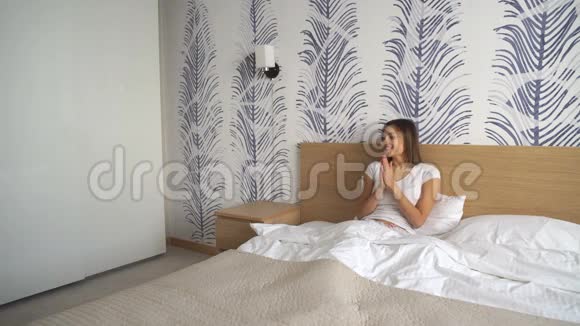年轻人把咖啡放在床上而他的女朋友穿着睡衣坐在床上视频的预览图