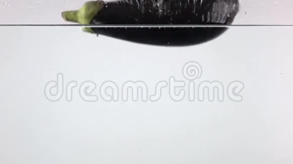 茄子浸入水中超慢动作视频光背景视频的预览图